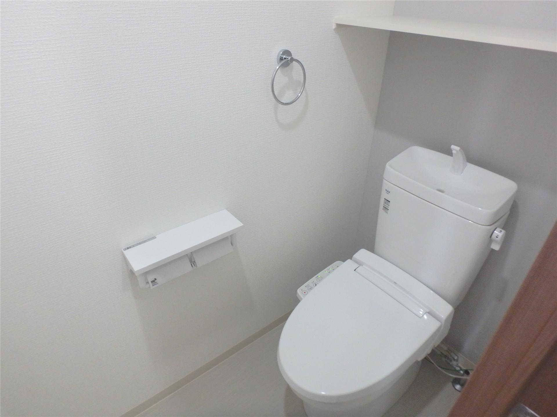 トイレ　棚付きのトイレです