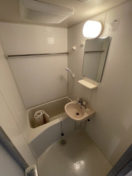 バス・シャワールーム　★洗面台付きバスルーム★(よくある独立洗面じゃなく、風呂につ