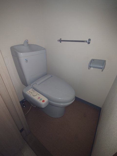 トイレ　同物件別号室の写真です。