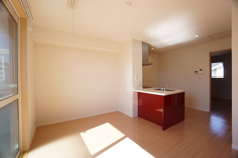 居室・リビング　リビングにはエアコンが備え付けでございます♪