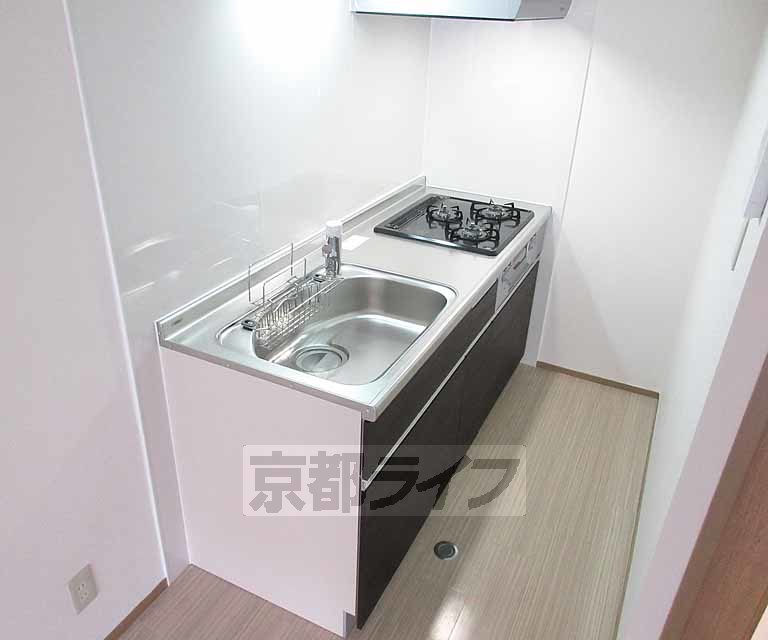 キッチン　収納棚付きのキッチンです