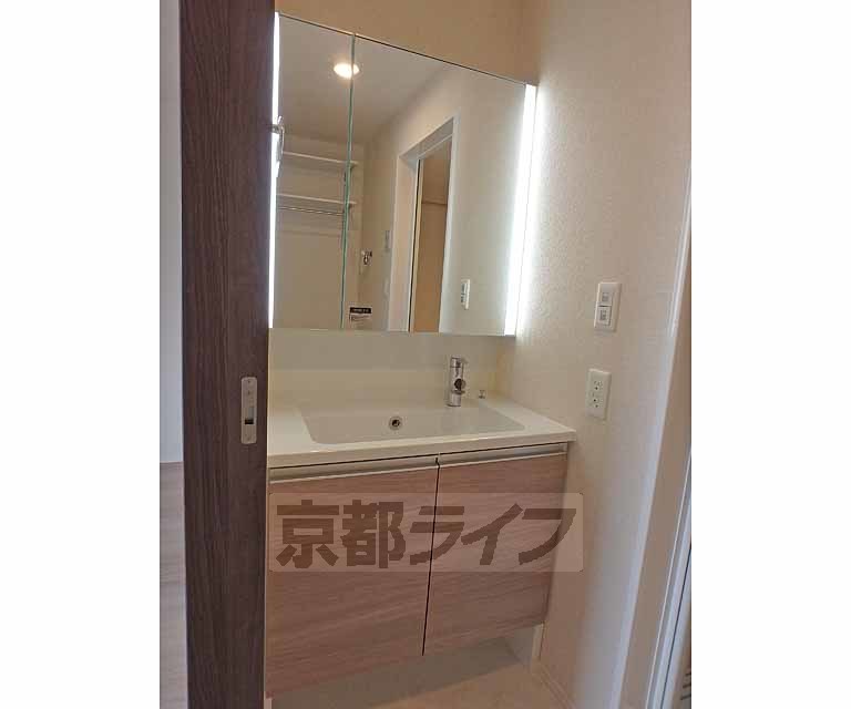 洗面設備　スタイリッシュなＬＤＥ照明のワイドな洗面台です。