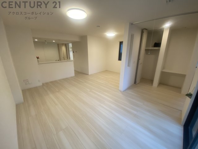 居室・リビング　カウンターキッチンのある白を基調とした明るいお部屋です♪