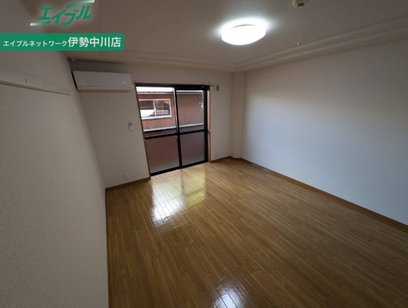 居室・リビング　同物件別室写真