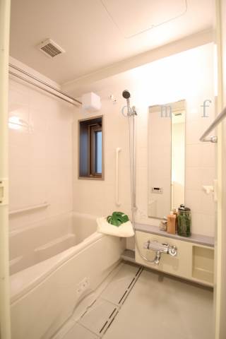 バス・シャワールーム　窓のあるバスルーム　追炊き付き