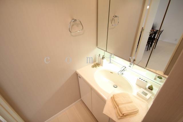 その他設備　洗面台は三面鏡になるタイプ