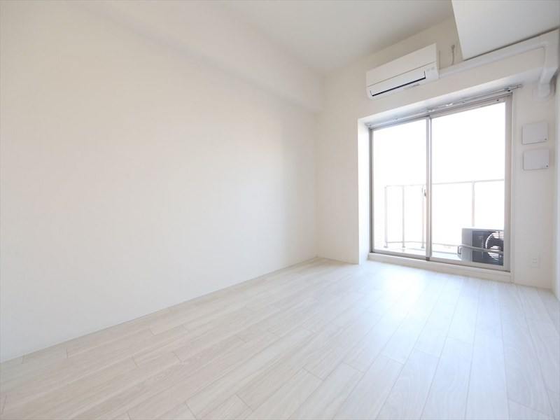 バルコニー　洋室8.6帖　エアコン完備　バルコニー