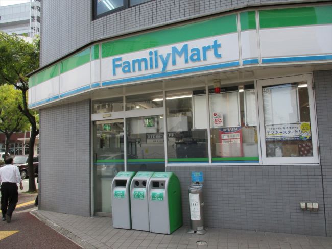 コンビニ　ファミリーマート舞鶴三丁目店（コンビニ）まで220m