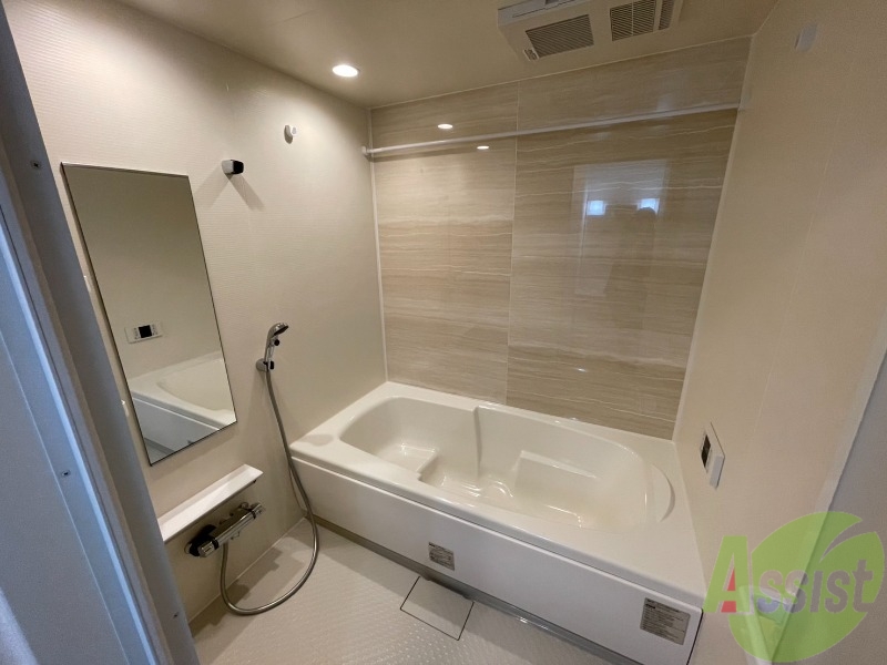 バス・シャワールーム　浴室は広めなのでゆったり落ち着けそうですね。
