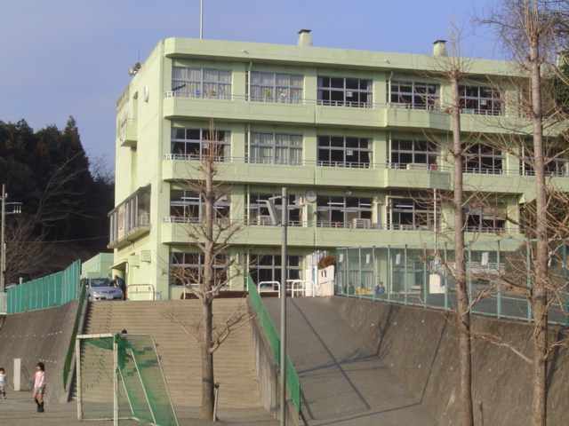 その他　厚木市立鳶尾小学校（その他）まで992m