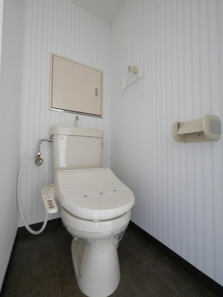トイレ　トイレは温水洗浄暖房便座です。