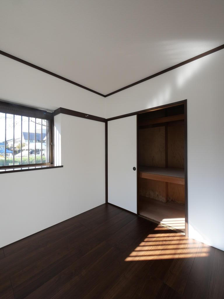 収納　ウォークスルークローゼットをLDKから撮影した写真です。