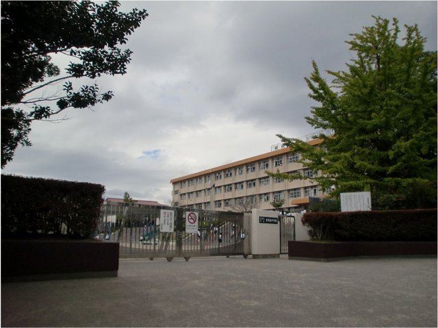 中学校　吉野東中学校（中学校）まで2000m