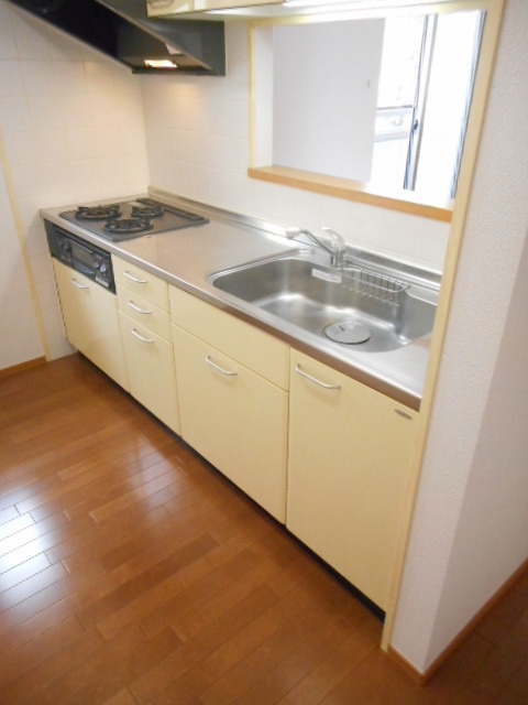 キッチン　会話も弾む、カウンター式３口グリル付きシステムキッチン