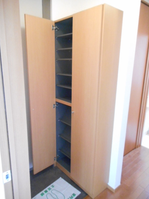 玄関　玄関前には大きな下駄箱完備