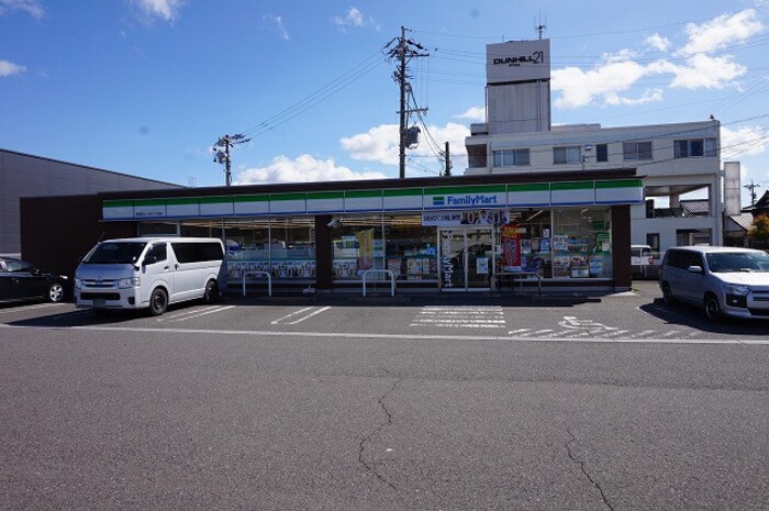 コンビニ　ファミリーマート各務原三ツ池二丁目店（コンビニ）まで447m