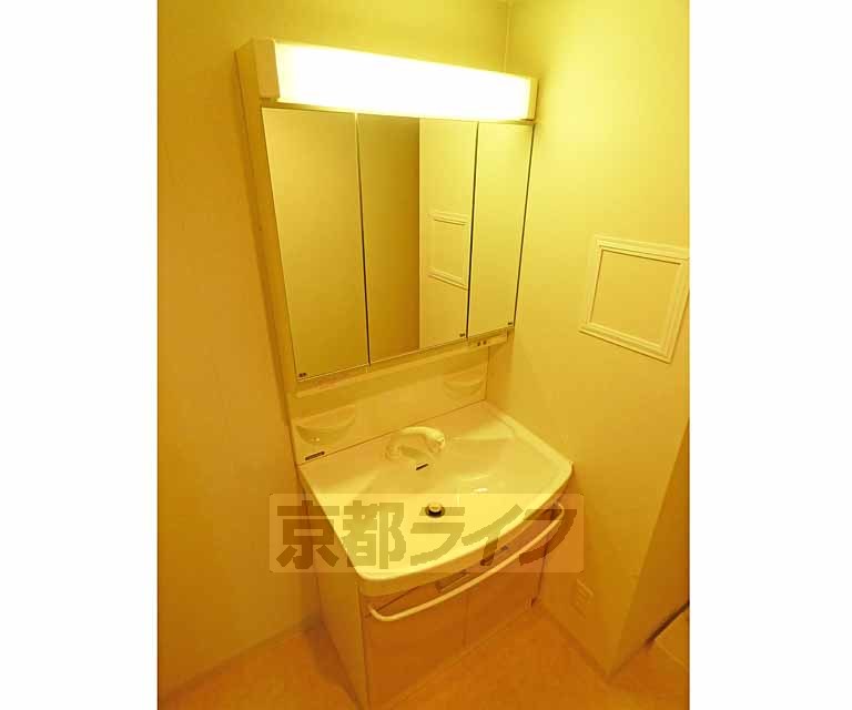 洗面設備　独立洗面台。