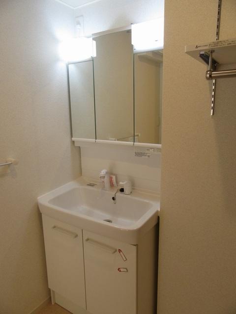 洗面設備　三面鏡付き洗面台もあります♪