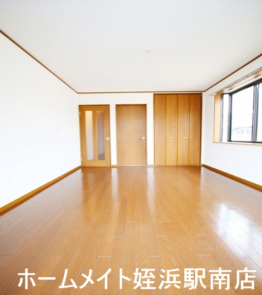 居室・リビング　★角部屋２面採光で明るいです♪★