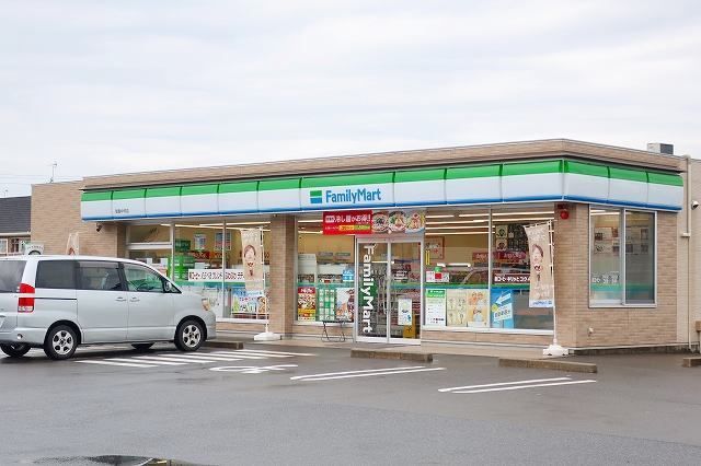 コンビニ　ファミリーマート（コンビニ）まで800m