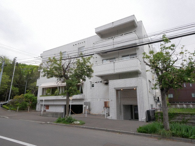 建物外観　◆都市ガス・灯油暖房で光熱費がお得！◆南向き角部屋2面採光！