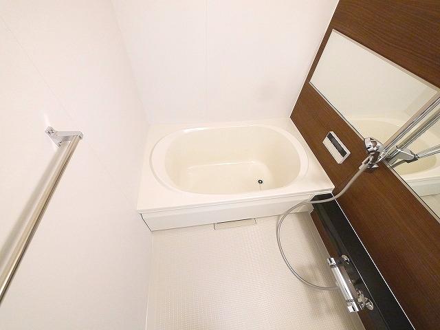 バス・シャワールーム　コンパクトで使いやすいお風呂です