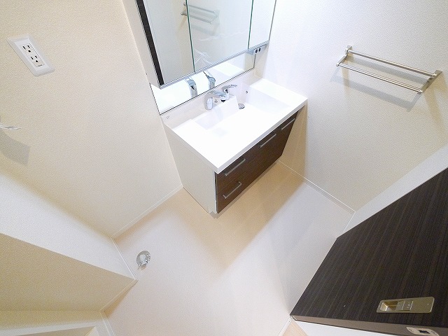 洗面設備　ゆったりとスペースのある洗面所