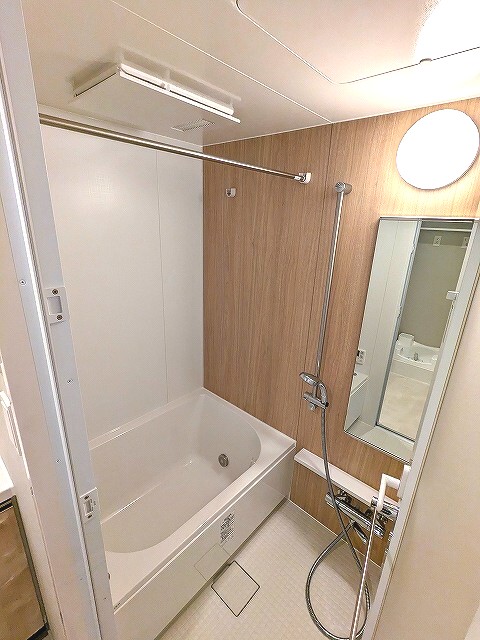 バス・シャワールーム　追焚オートバス、浴室換気乾燥機付きです