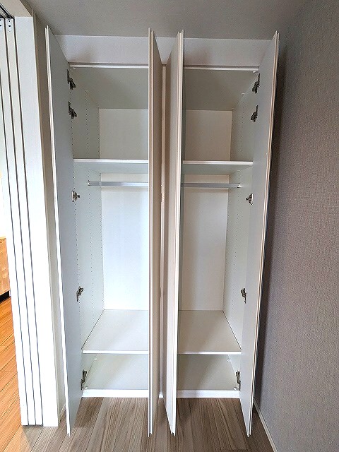 収納　収納豊富なクローゼットです。スライドドアで室内空間有効利用