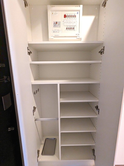 玄関　傘入れ付きで収納豊富なトールタイプのシューズＢＯＸです