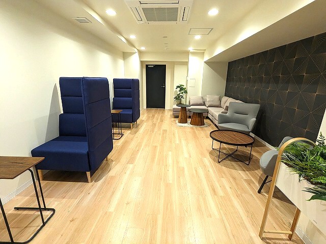 ロビー　2Fのコミュニティスペースの完成予想図。ワークスペースや来客