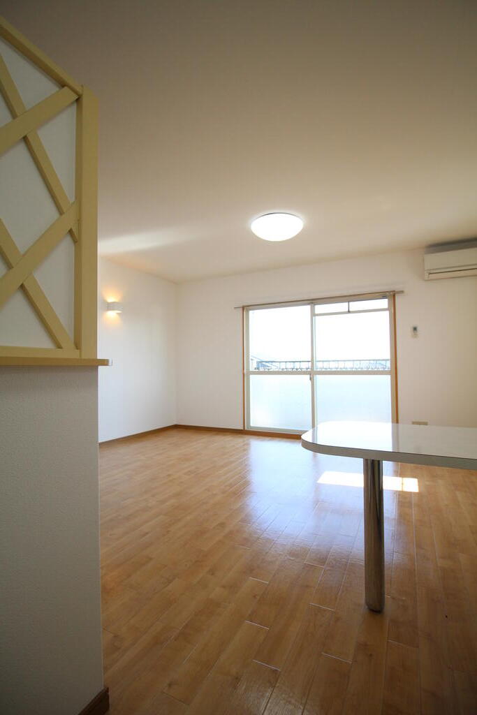 居室・リビング　エアコン、照明器具 完備