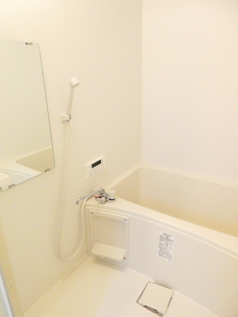 バス・シャワールーム　追焚、浴室乾燥機付きのバスルーム