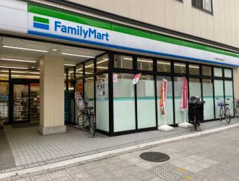コンビニ　ファミリーマート小伝馬町大門通り店（コンビニ）まで137m