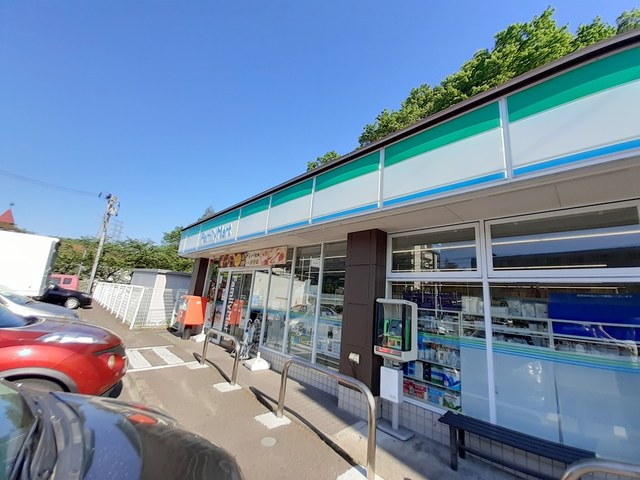 コンビニ　ファミリーマート川平一丁目店（コンビニ）まで550m