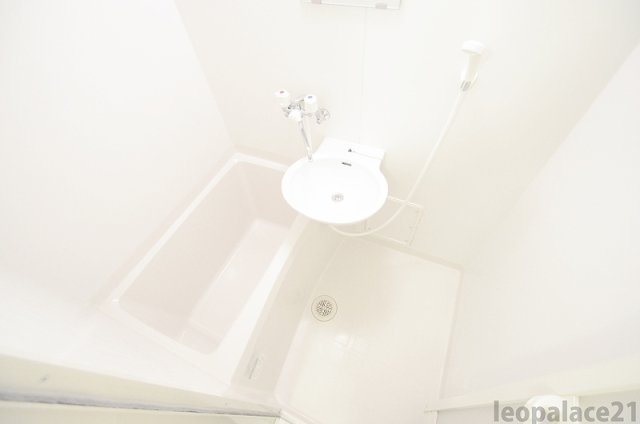 バス・シャワールーム　バス・トイレ別です。同タイプの写真です。