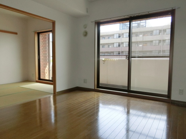 居室・リビング　日当たり良くて気持ちのいいリビングです