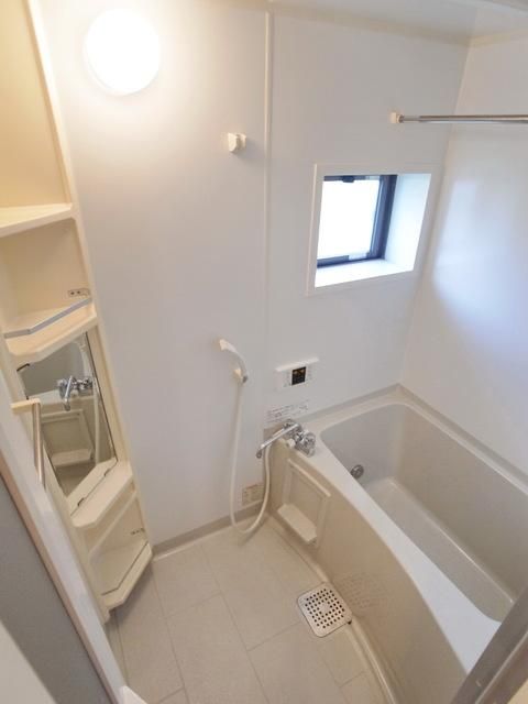 バス・シャワールーム　♪小窓のついているバスルーム♪