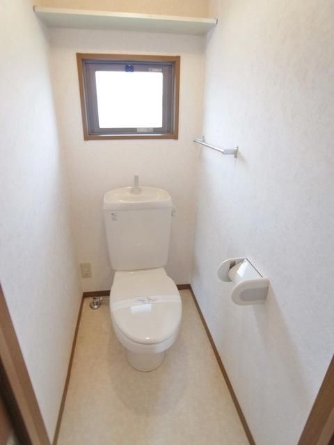 トイレ　♪トイレにも小窓で明るい印象♪
