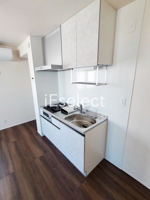 キッチン　２口システムキッチン付き。調理スペースあって料理も楽々♪