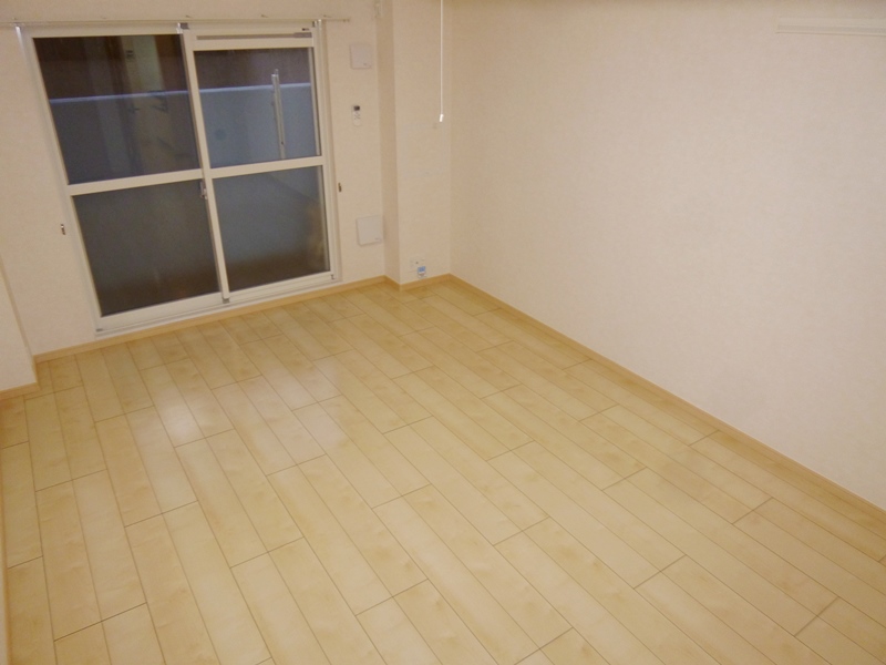 居室・リビング　南向きエアコン付きの10.2帖の洋室です♪