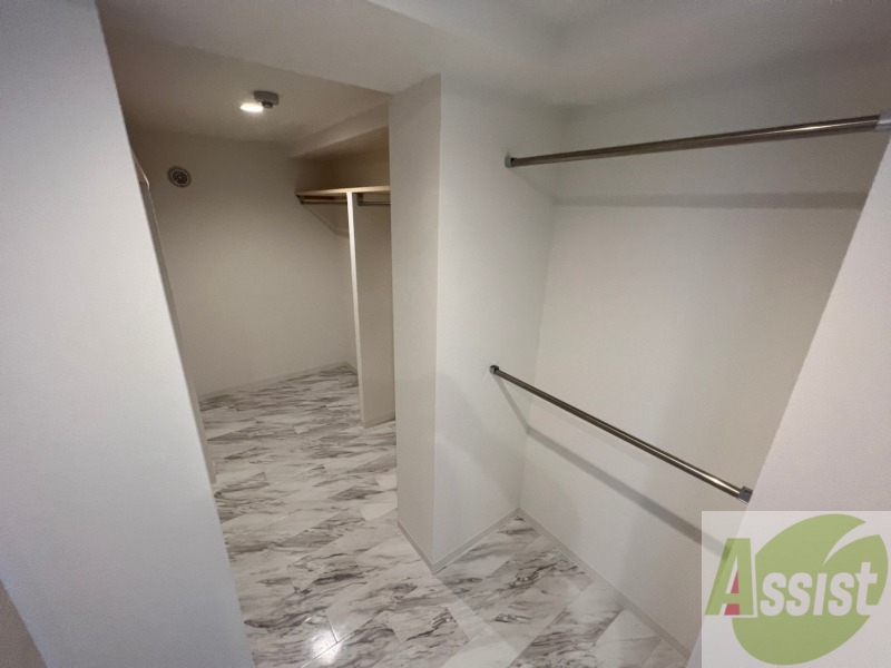 収納　こちらの収納にはハンガーをかけて服もしまえますね。