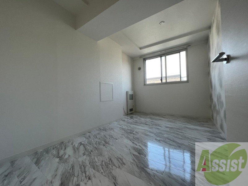 その他部屋・スペース　寝室はこちらです。光が差し込む、温かみのあるお部屋です。