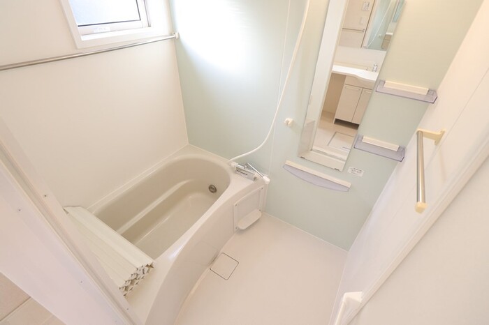 バス・シャワールーム　コンパクトで使いやすいお風呂です