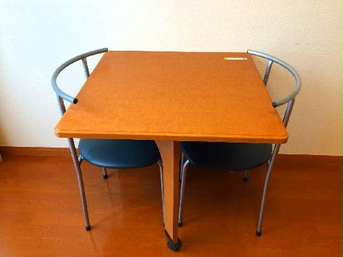 その他設備　折りたたみ可能な椅子と机です。