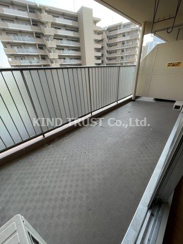 バルコニー　暖かな日差しのふりそそぐバルコニー