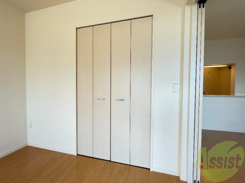 収納　こちらは収納です、扉が大きくて使いやすそうですね！