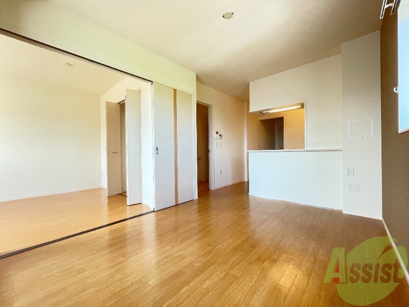 居室・リビング　１０帖のＬＤＫです、広々としていて綺麗ですね！