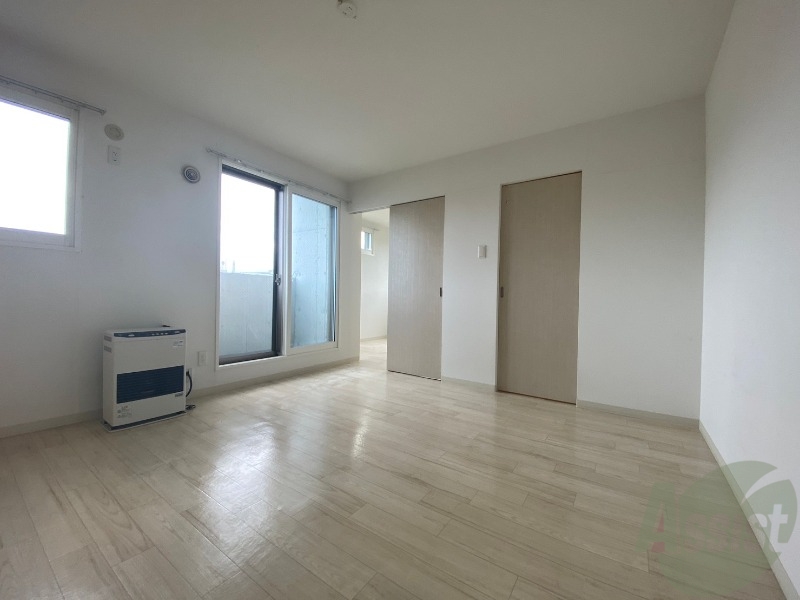 居室・リビング　広くてキレイなお部屋が広がっていて、充実した生活が送れそう。