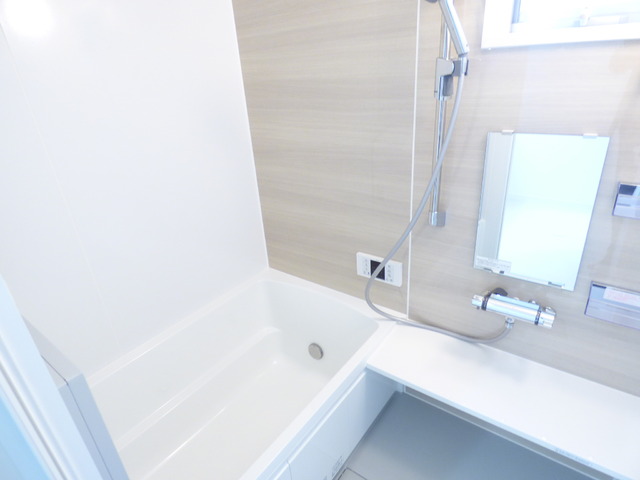 バス・シャワールーム　ゆったりした浴室で窓も付いてます。